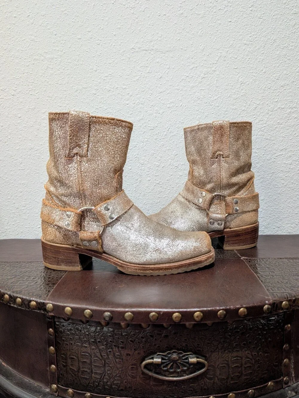 Frye Harness 8G Glitter Silver Tan Pull On Metallic Cowboy Short Boot Size 7.5